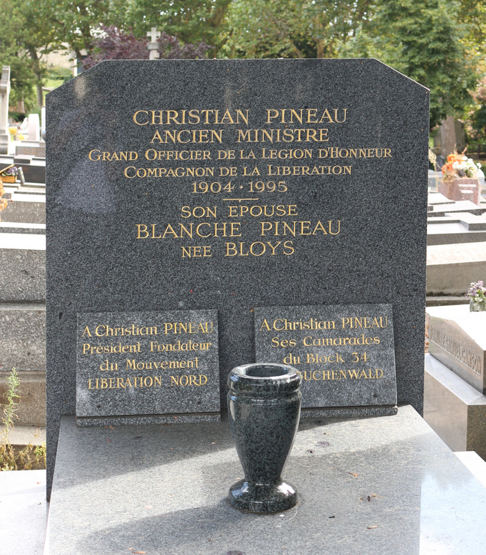 Père-Lachaise_-_Division_97_-_Pineau_02