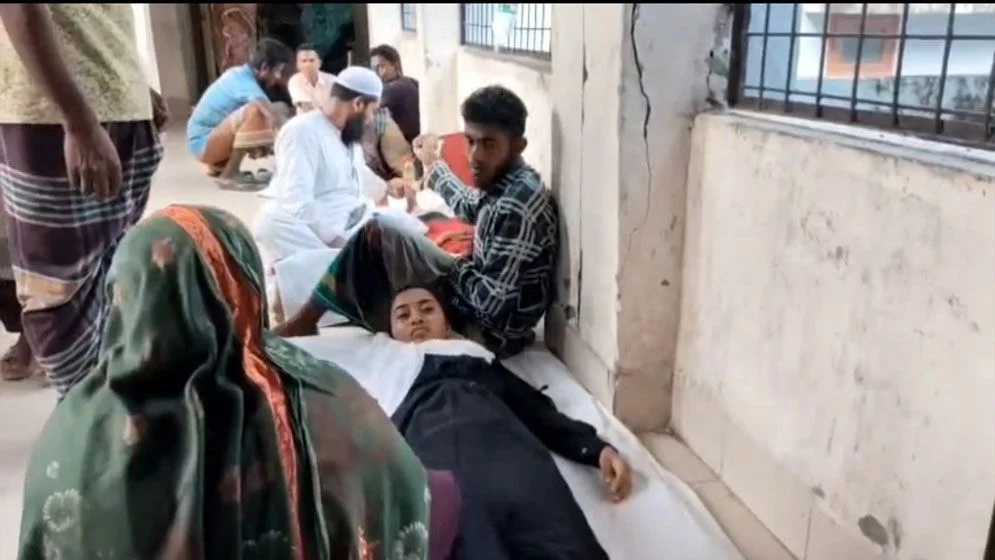 শ্রেণিকক্ষে অসুস্থ হয়ে পড়ল ২৫ ছাত্রী