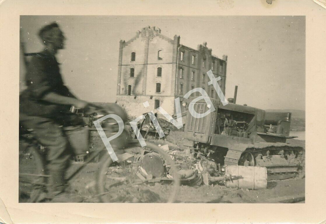 Foto WK 2 zerstörte feindliche Zugmaschine Ruine Haus Ostfront