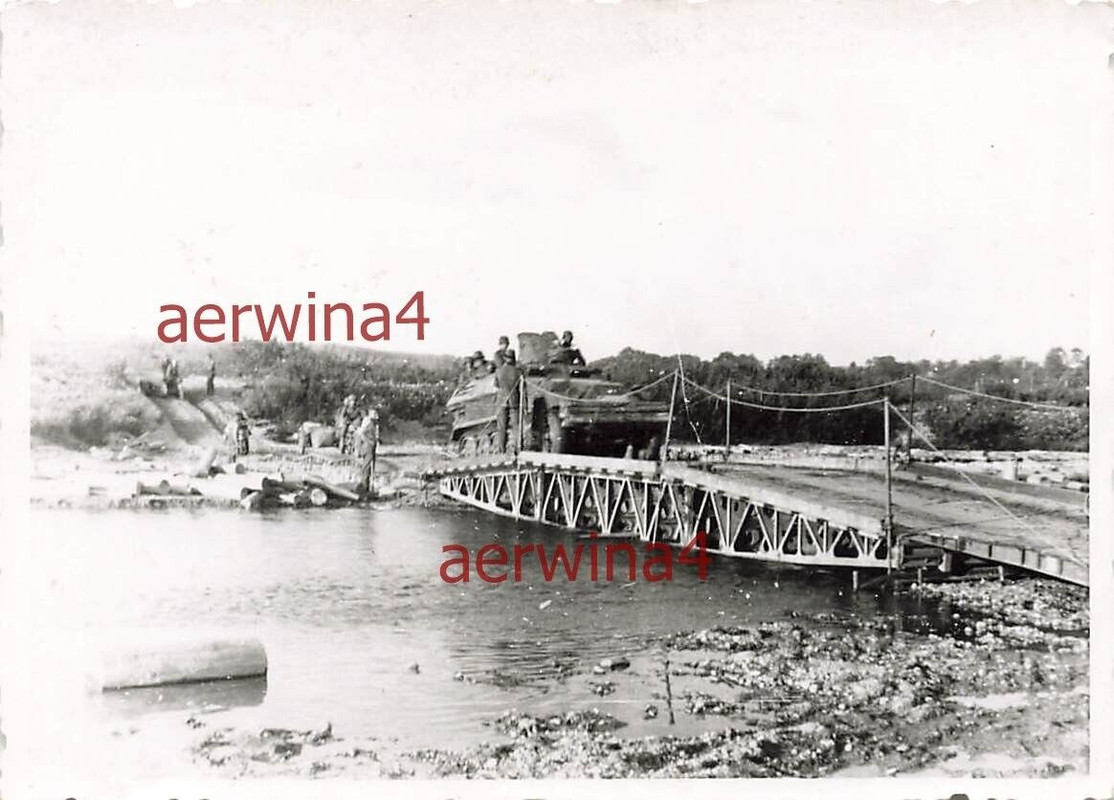 Schützenpanzer Sd.Kfz.251-10 auf Kriegsbrücke Ostrow Russland Ostfront