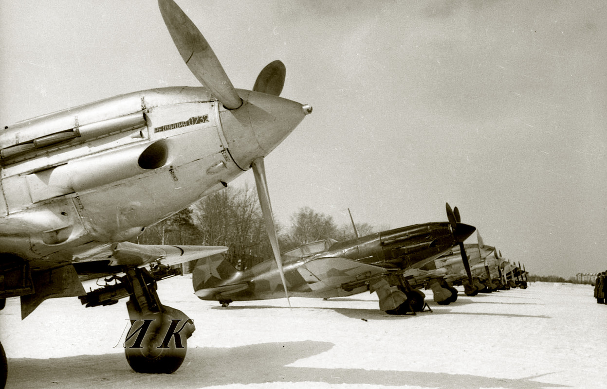 Mikoyan-Gurevich-MiG-3-12GvIAP-Red-47-at-Vnukovo-Moscow-7th-Mar-1942-01
