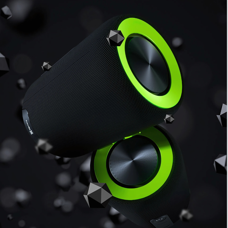 La bocina Vibe360 cerca de una piscina, demostrando su resistencia al agua IPX7.