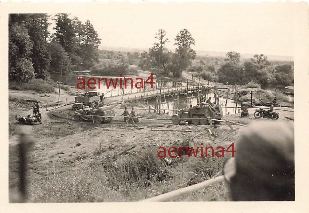 Deutscher LKW Krupp - Protze Behelfsbrücke über die Beresina Ostfront 1941