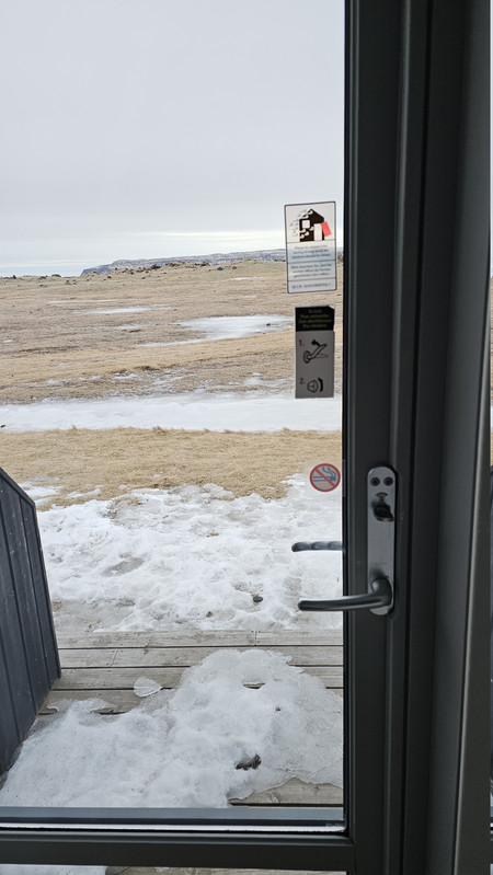 房內陽台(?)門上貼紙，也警告風大小心