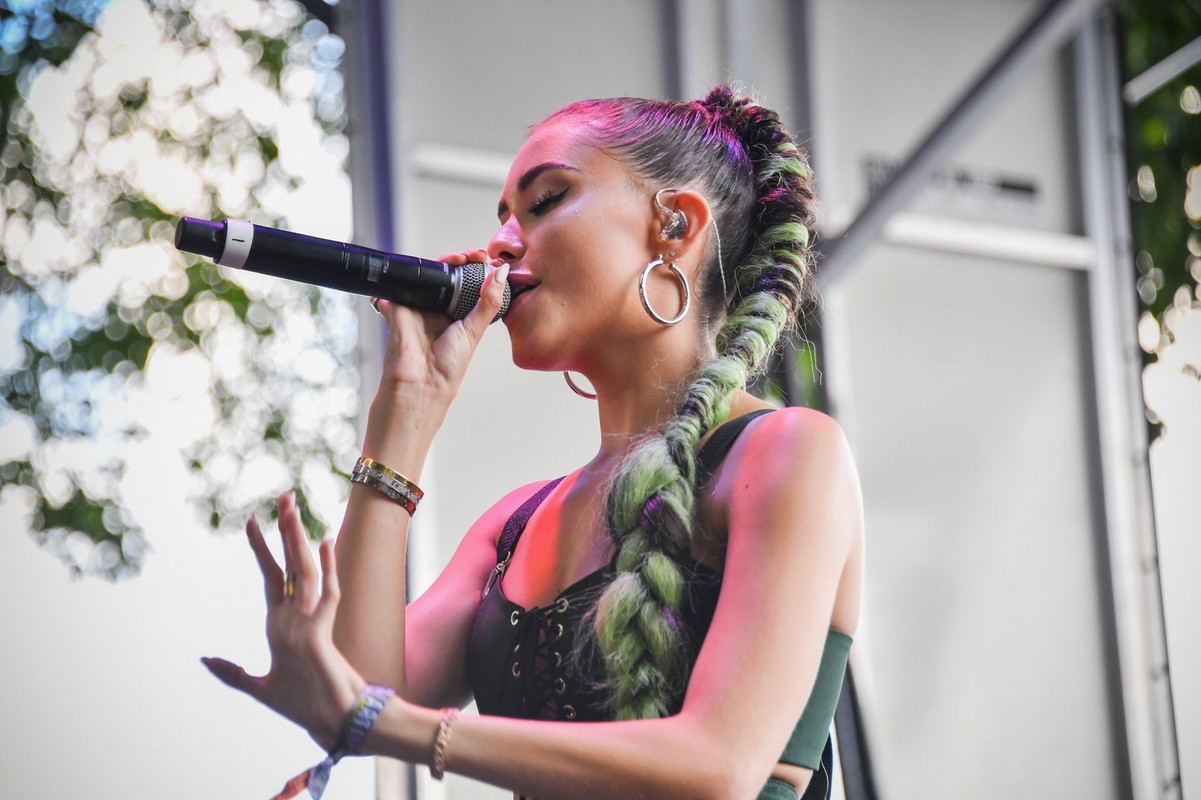 Madison-Beer-Upskirt-on-Stage-at-Lollapalooza-1