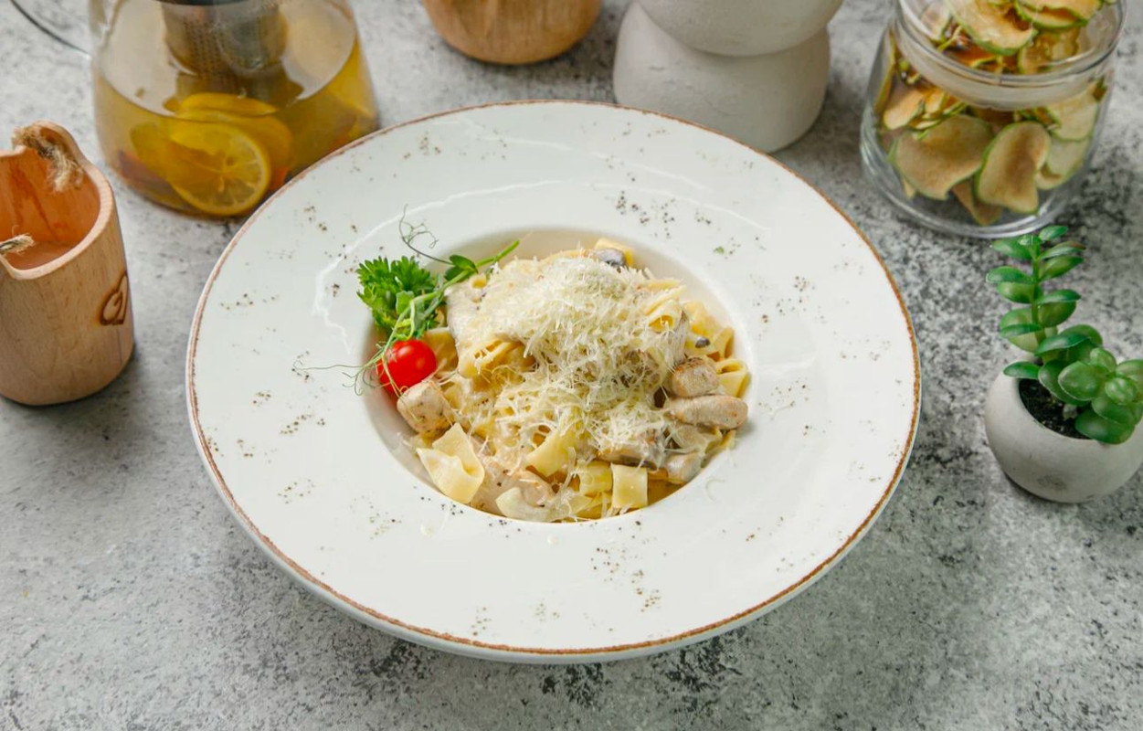 Феттучини с курицей и грибами в сливочном соусе (340г)