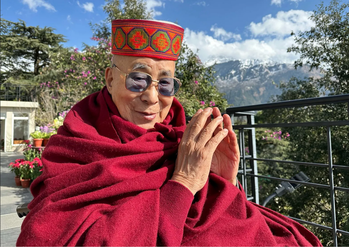 Piden arresto del Dalai Lama por abuso infantil tras besar a un menor en la boca