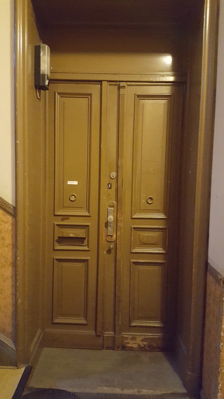 The door of Paula Jobs, the shopkeeper in front of whom he bled to death. She has called for help.
