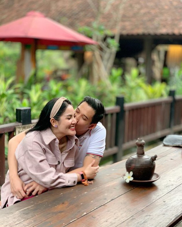 Foto Nindy dan Askara saat anniversary pernikahan pada November 2020 di Malang. (Instagram/nindyparasadyharsono)