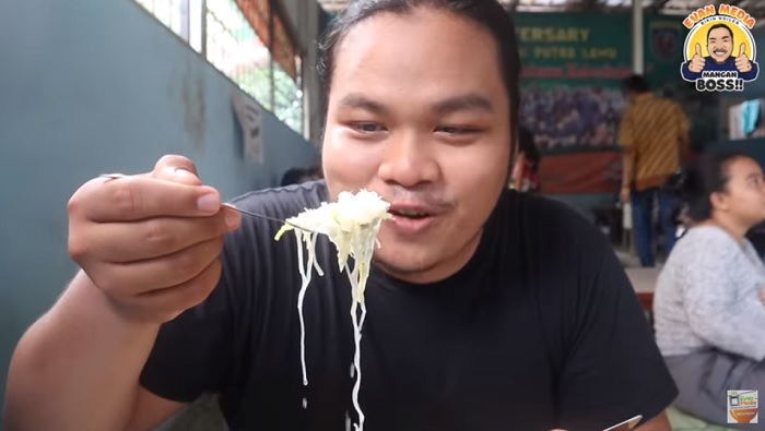 Gharda saat mencicipi menu soto bakso di Bakso Mas Man Depok.