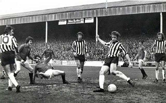 [Image: Nottingham-Forest-v-Nott-s-County-1973-74.jpg]