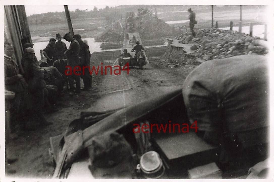 Kradschützen an der Ostjor Behelfsbrücke bei Roslawl Russland Ostfront 1941