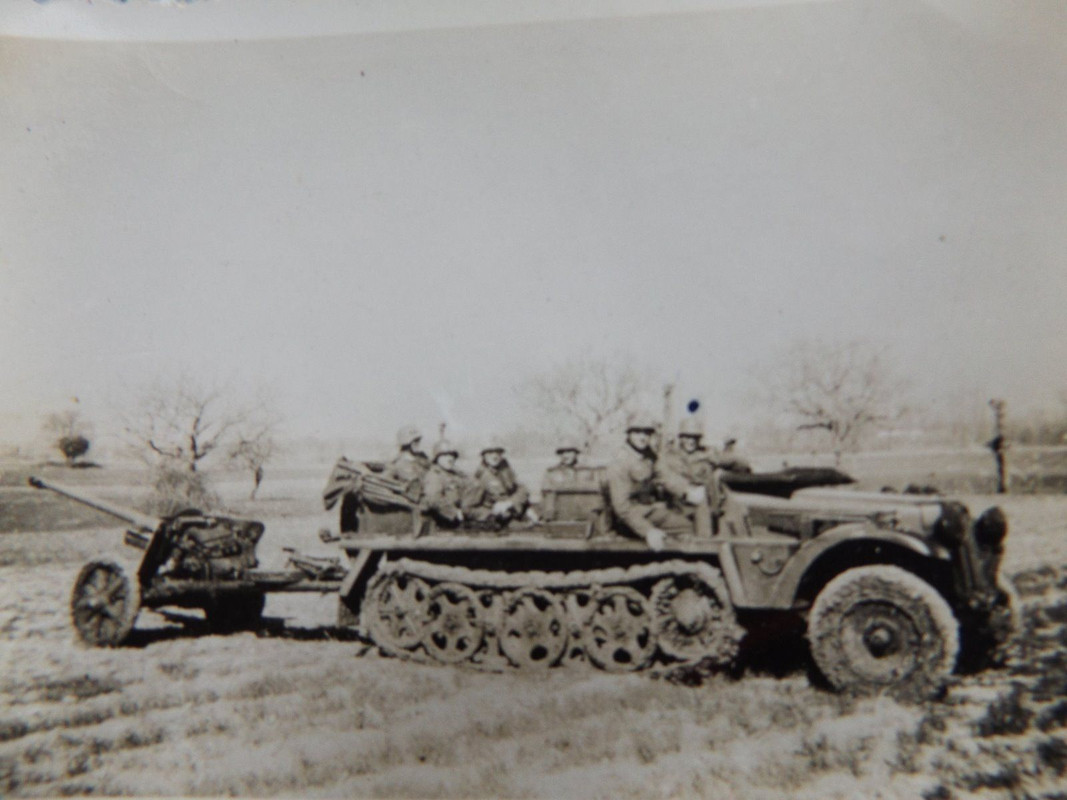 Foto-Halbkettenfahrzeug-Geschütz-Besatzung-Feldz