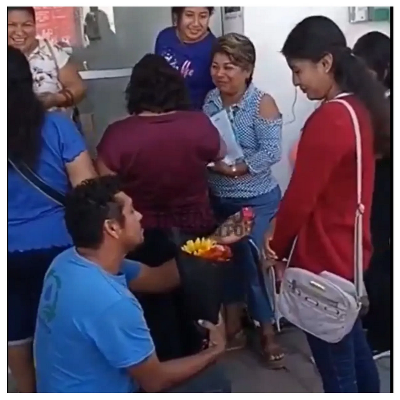 Para luego es tarde: Hombre pide matrimonio en plena fila del Banco del Bienestar