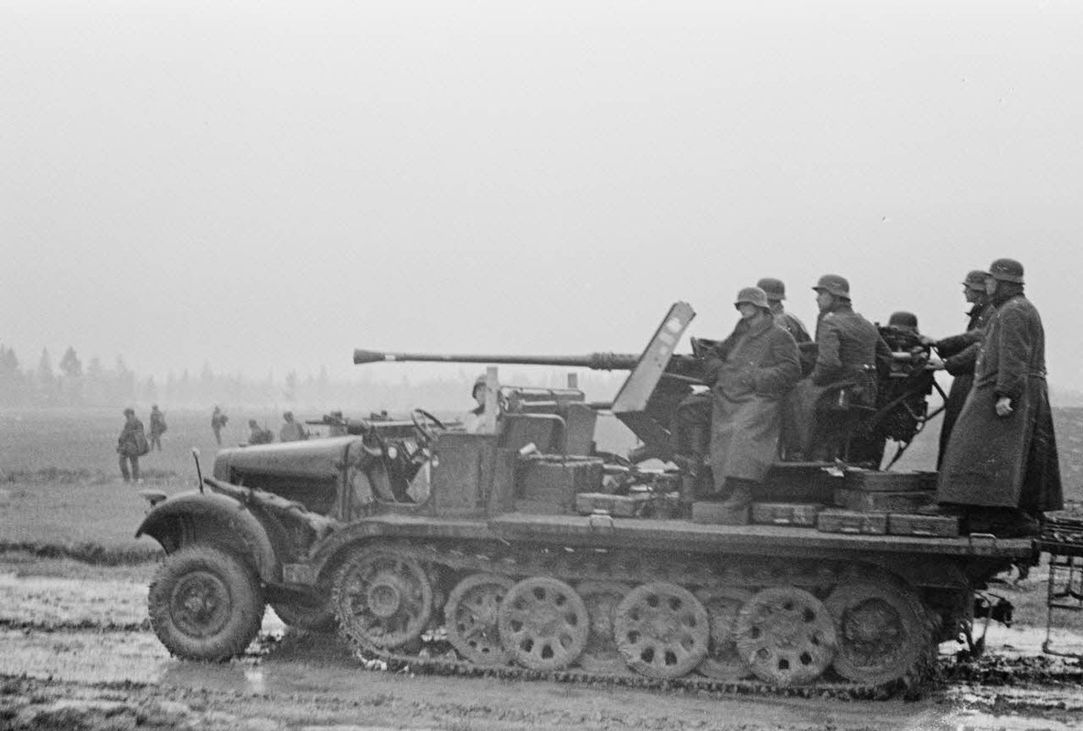Chargé de fantassins allemands, un semi-chenillé Sd.Kfz.62 équipé d'un canon de 3.7cm Flak 36 du Lei