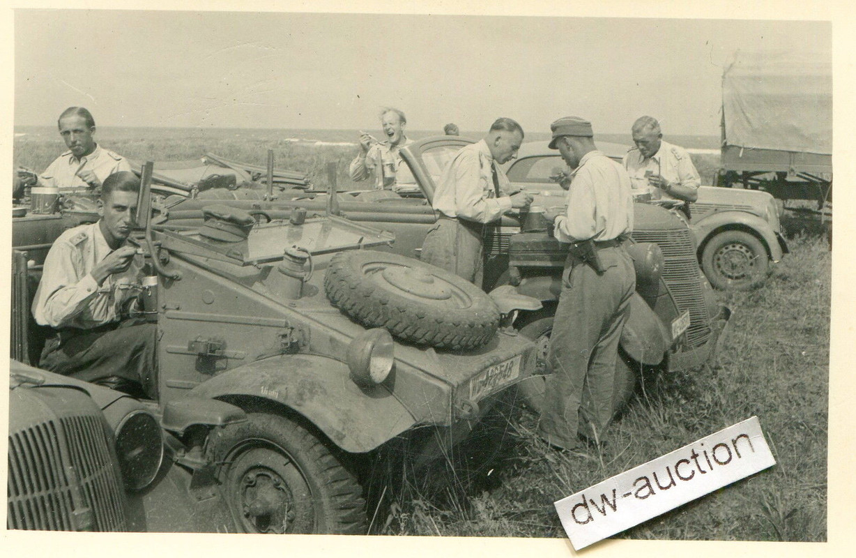 Kübelwagen und PKW einer Panzer Einheit