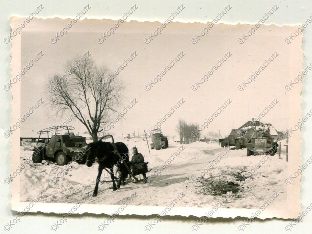 Foto, Beute, Panhard 178 mit Bügelantenne im Die