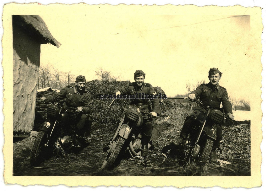 Orig. Foto Kradmelder der GD mit Zündapp Motorrad m. GD Wappen Ärmelband1
