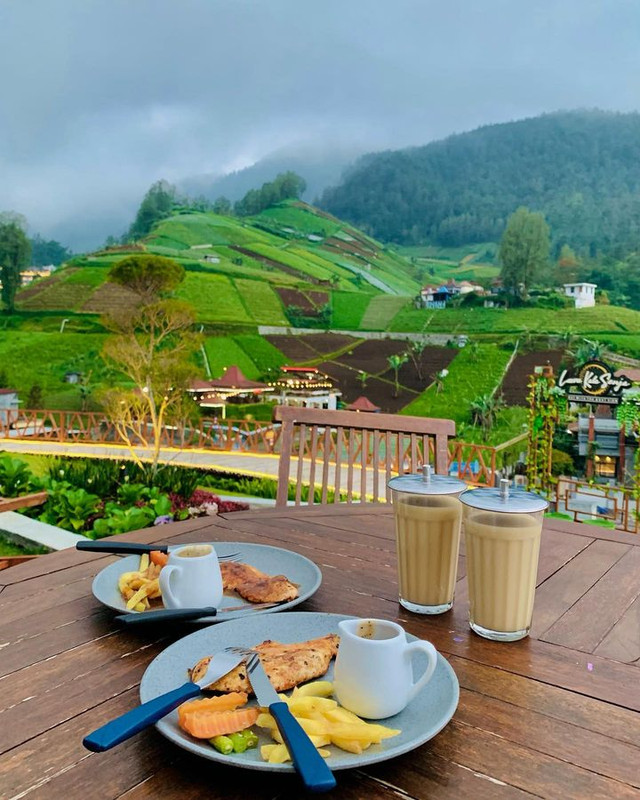 Lawu Kala Senja, pilihan tempat makan siag enak di Tawangmangu yang Instagramable.