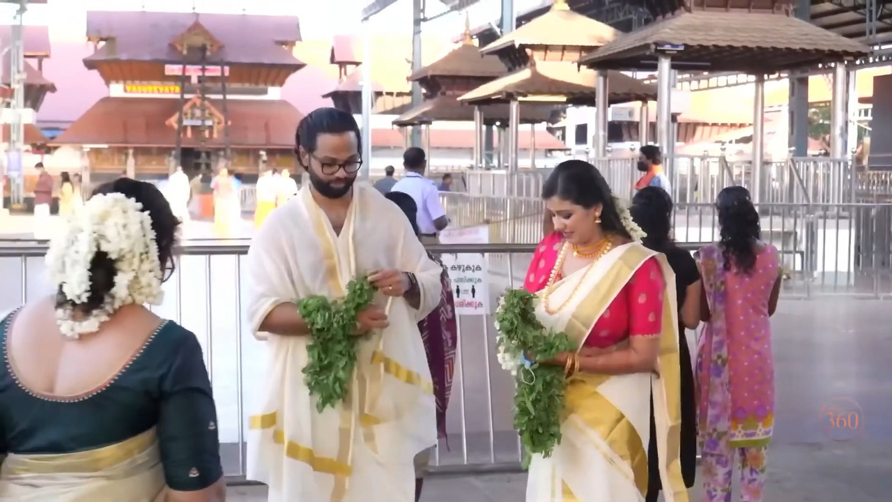 Malayali Bride Very Huge Breasts and Big Sexy Deep Navel Slips in Traditional Saree.mkv_snapshot_02.