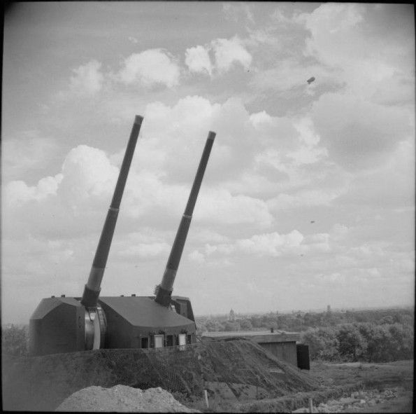 Divers insolite - Page 44 Twin-5-25-inch-guns-of-an-anti-aircraft-battery-at-Primrose-Hill-in-London-27-August-1943