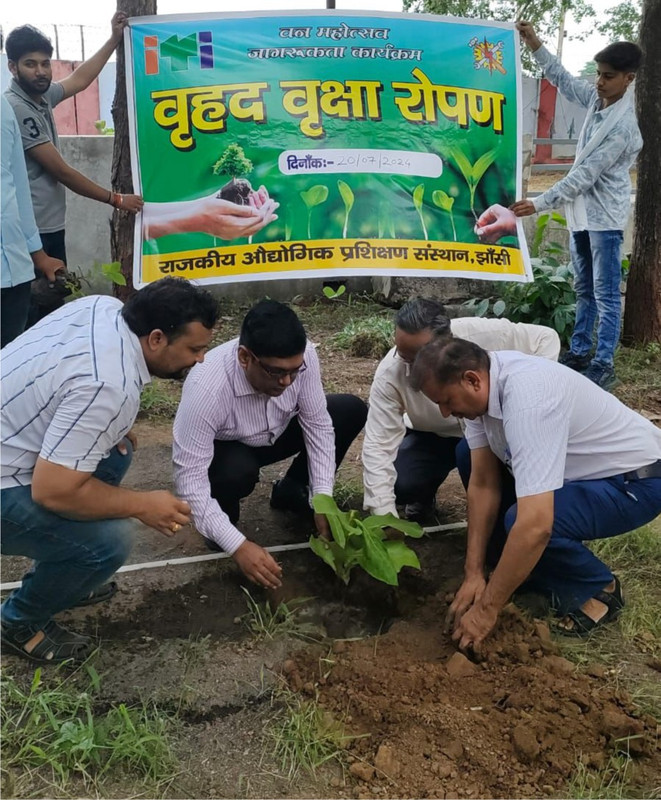 राजकीय औद्योगिक प्रशिक्षण संस्थान, झांसी द्वारा वृक्षारोपण किया गया
