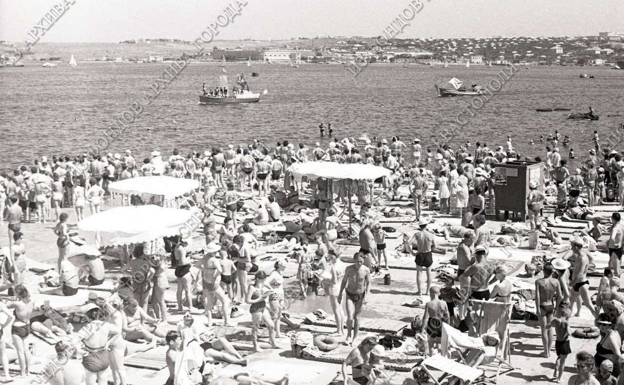 Городской пляж. Севастополь. Приморский бульвар. 1960 г. Фото Б.И. Квитко
