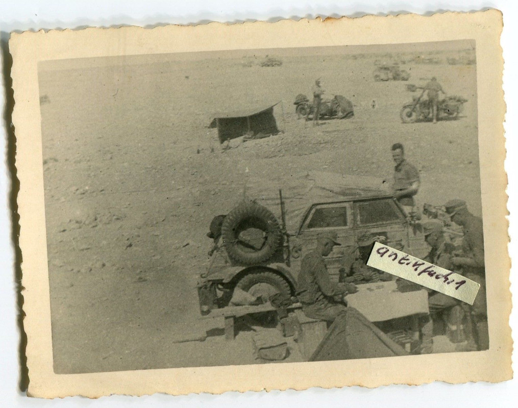 VW-Kübelwagen mit Funk-Antenne in Afrika beim Af