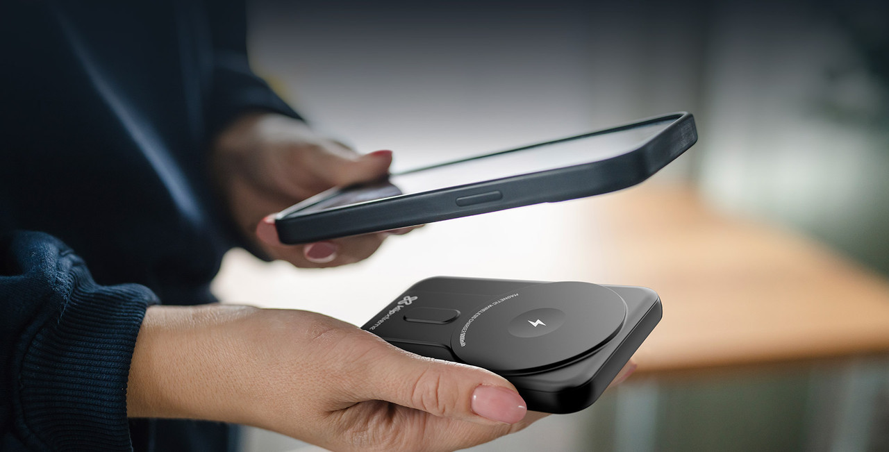 El power bank Klip Xtreme cargando un Apple Watch y un teléfono simultáneamente.