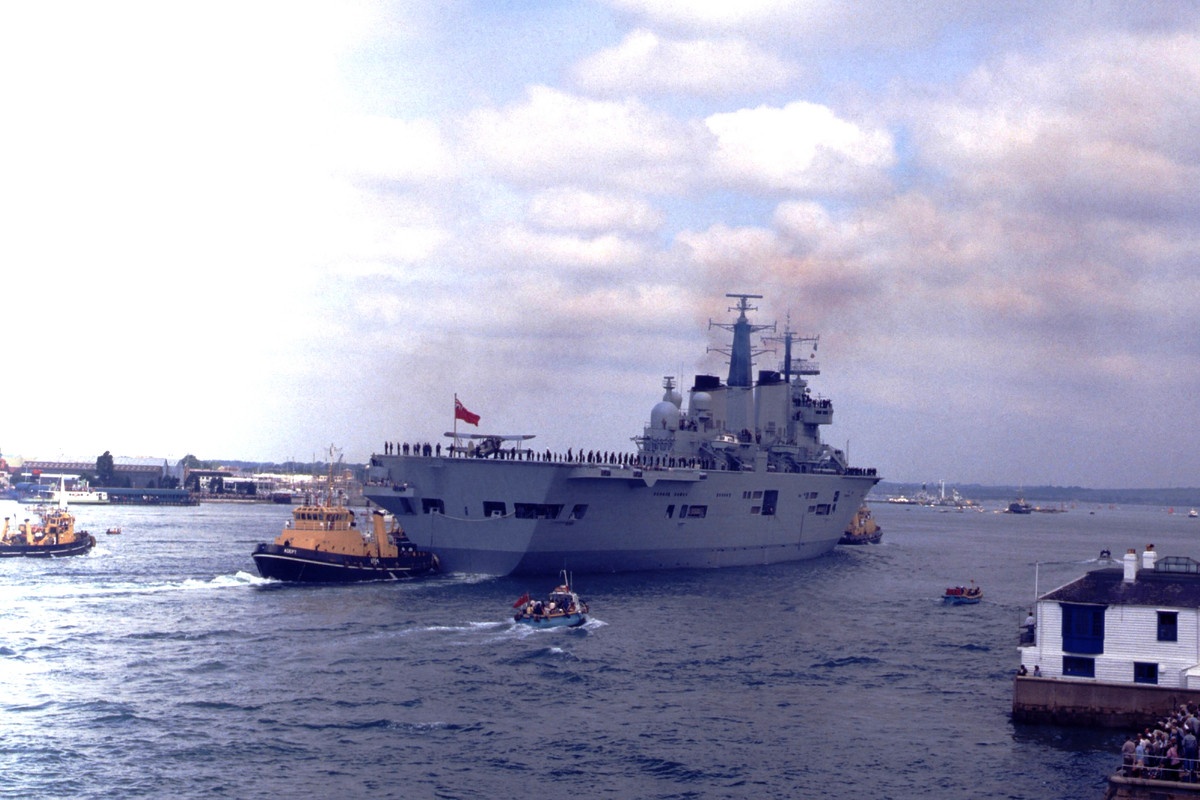 HMS  Ark Royal прибывает в Портсмут в ходе сдаточных испытаний-1