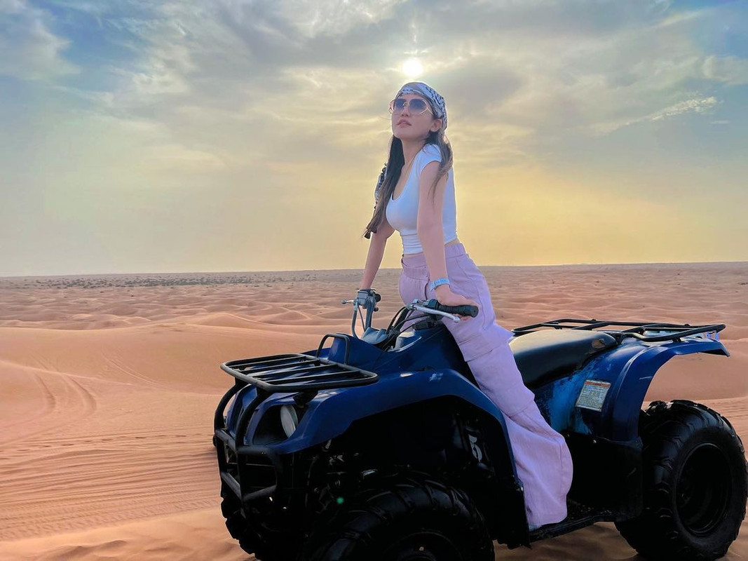 Potret mesra Via Vallen dan Chevra Yolandi saat menikmati momen bulan madu di Dubai.