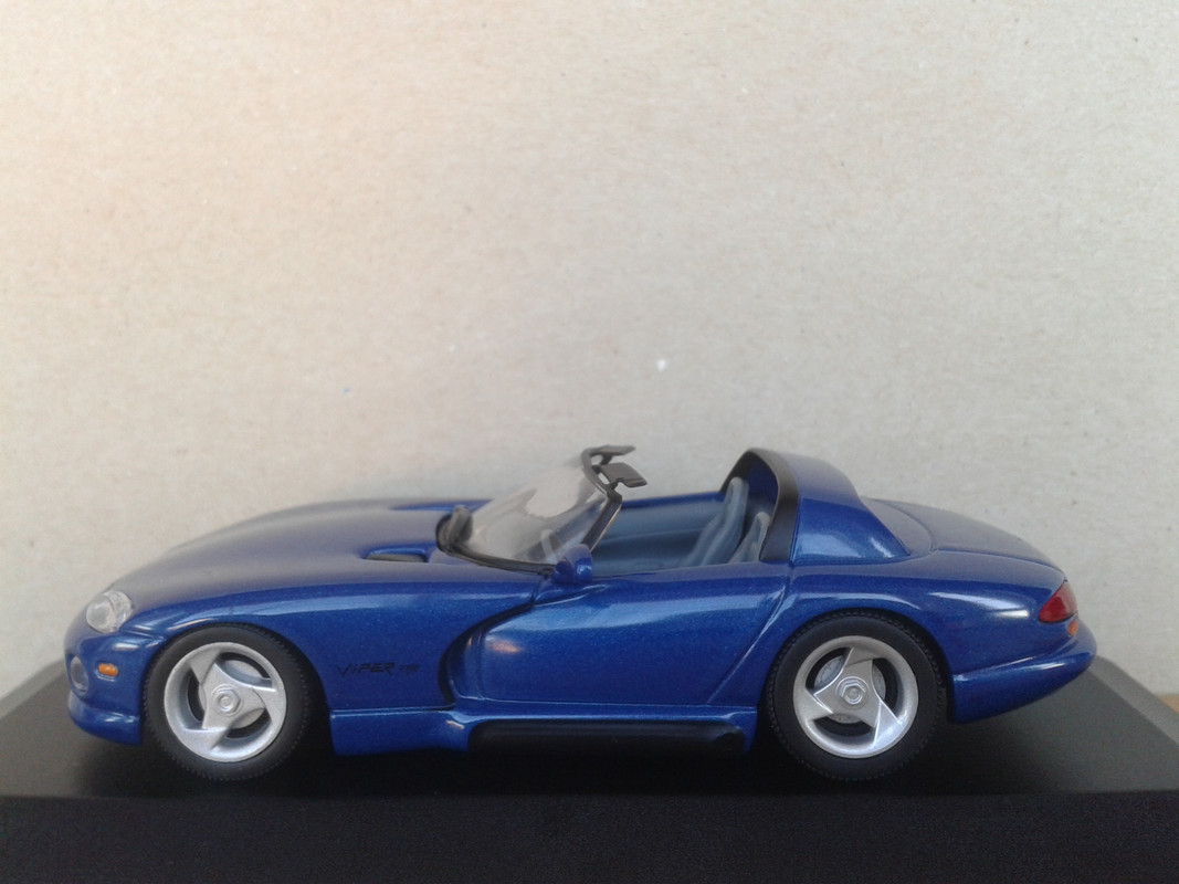 1993 Dodge Viper RT-10 (Minichamps) (11)