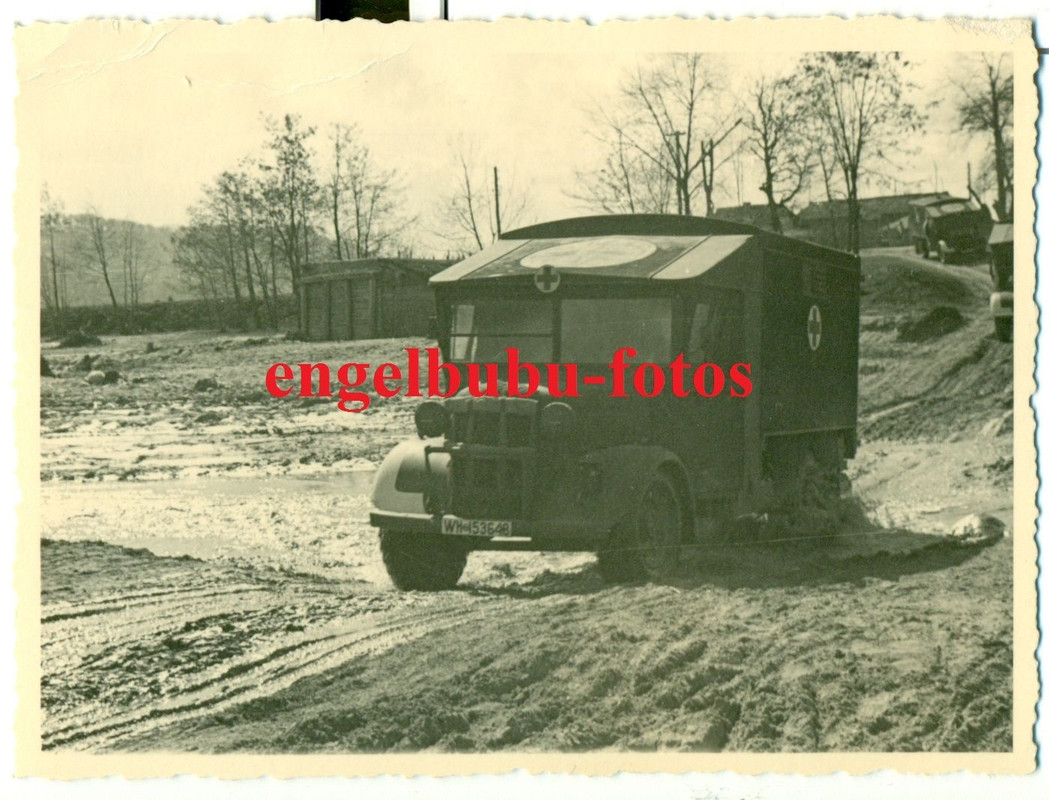 FOTO - FAHRZEUG - LKW - SANITÄTS-WAGEN mit Roten