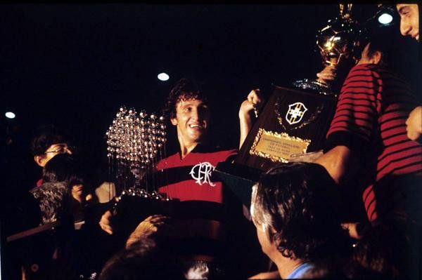 Zico levantando a taça do Campeonato Brasileiro de 1980