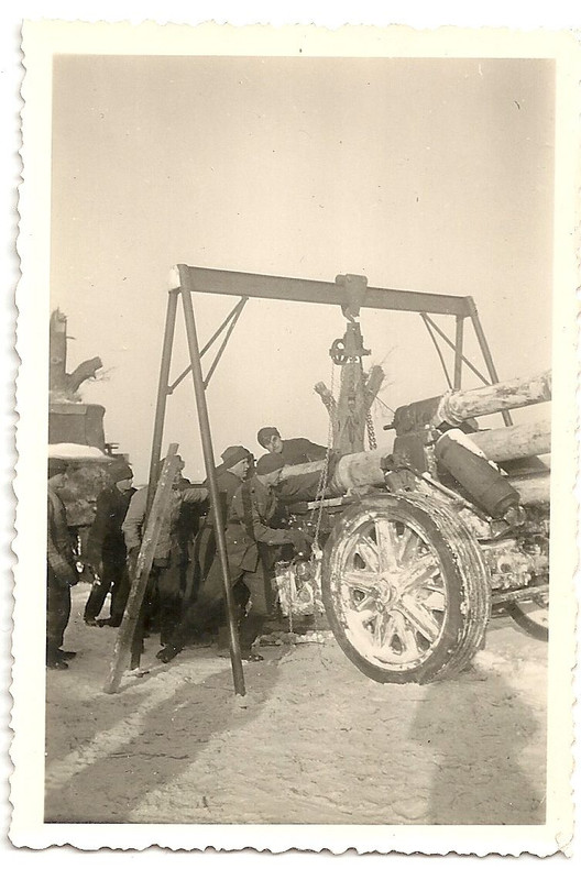Orig.Foto Geschütz Rohrwechsel mit Flaschenzug Gerüst in Rußland im Winter WW