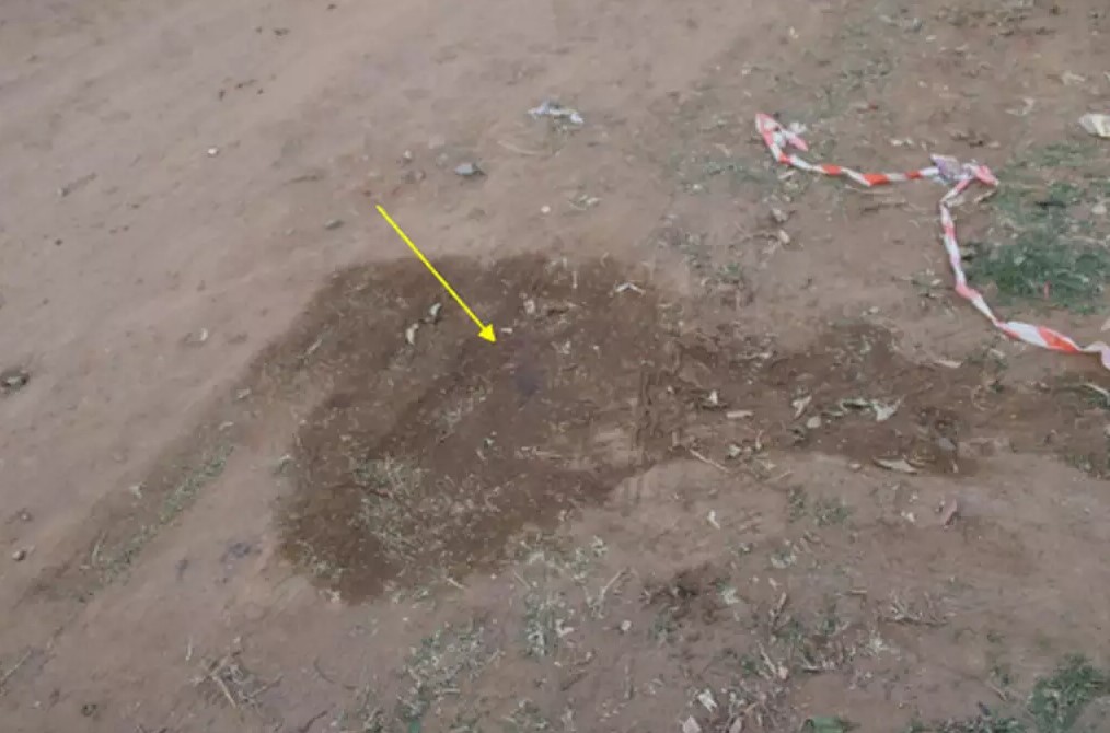 Vestígios de sangue no local onde o garoto caiu e foi socorrido por moradores (Foto: reprodução / processo)
