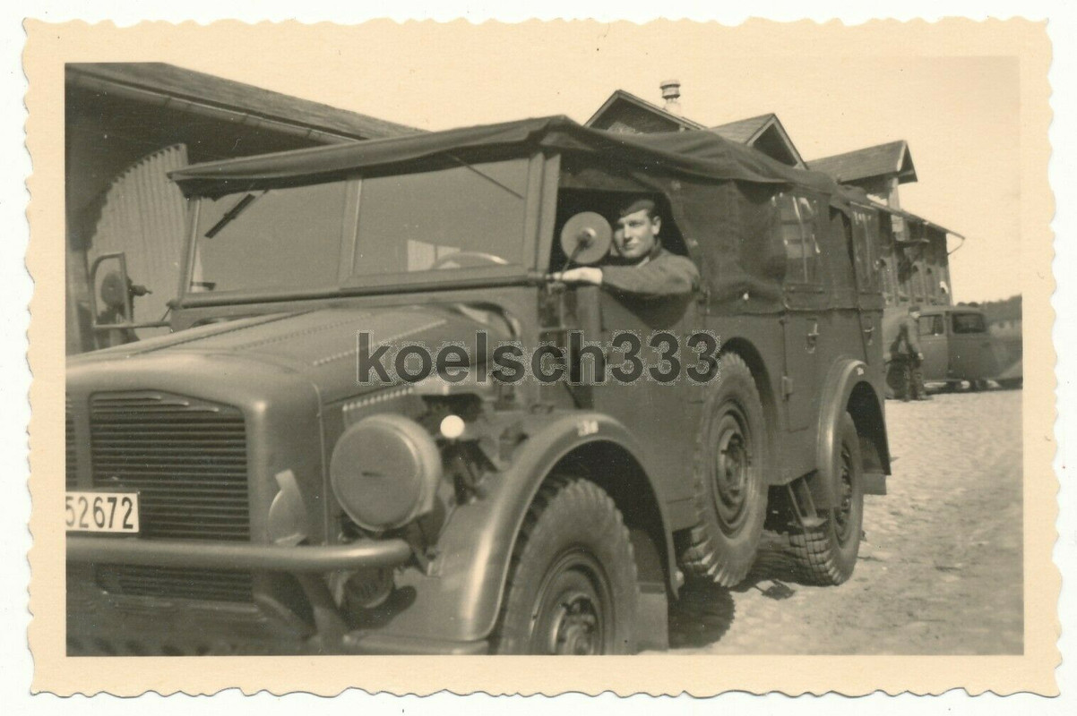 Foto Kraftfahrer der Wehrmacht im schweren Einheits PKW Kübelwag