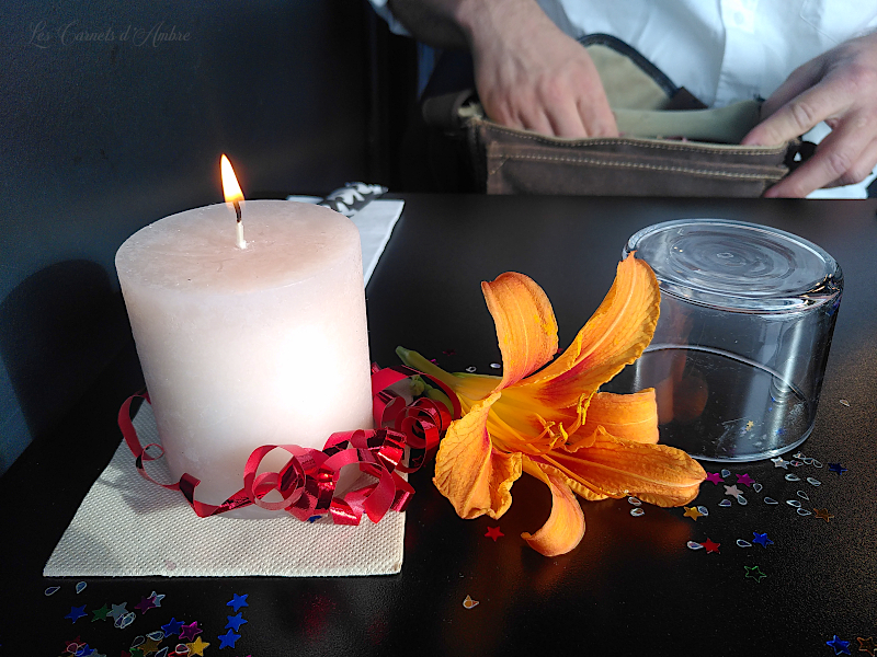 Bougie et fleur hémérocallesur la table