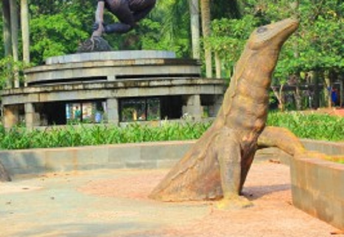 Fasilitas taman refleksi di TamanMargasatwa Ragunan.