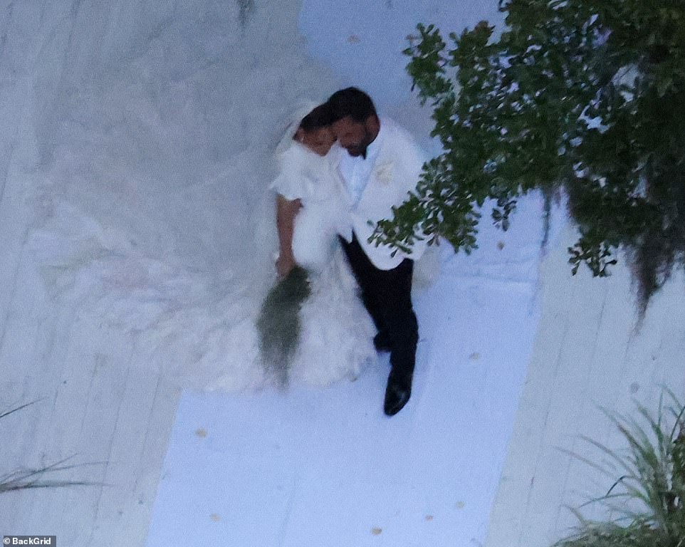 61576757-11131101-An-aerial-shot-of-the-ceremony-shows-the-couple-posing-for-photo-a-22-166108191844.jpg