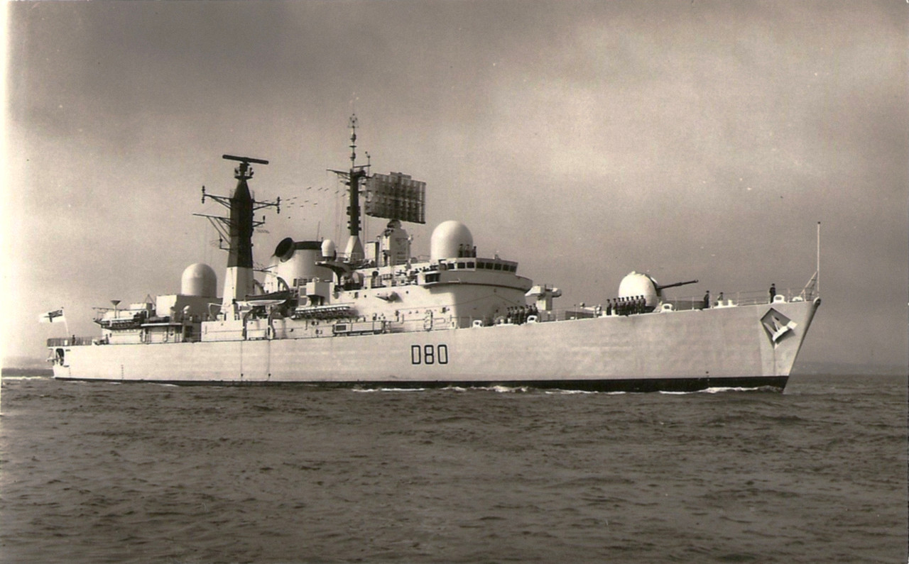 HMS Sheffield (D80)-3