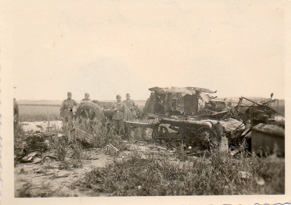 Frankreich 1940 Beute Artillerie Geschütz 10,5cm Kanone Maultier