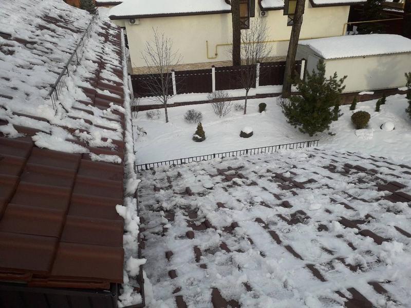 Очистка крыши частного дома от снега: удаление нависаний и предотвращение образования сосулек