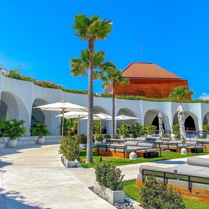 Nuansa ala Laut Mediterania dihadirkan di Cafe del Mar Bali.