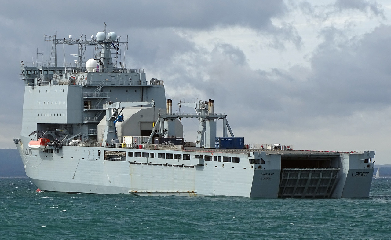 RFA Lyme Bay (L.3007) в Борнмутском заливе-1