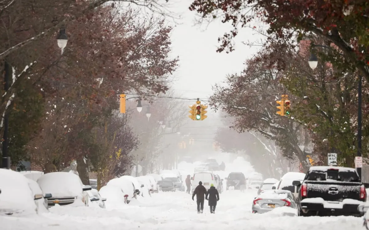 Una tormenta de nieve cubre a Nueva York este sábado