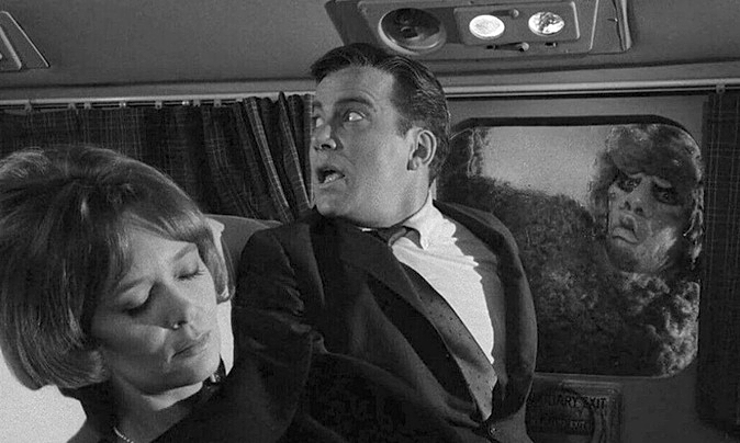 AIRPLANE-II-TWILIGHT-ZONE-1-A-FOTOR.jpg