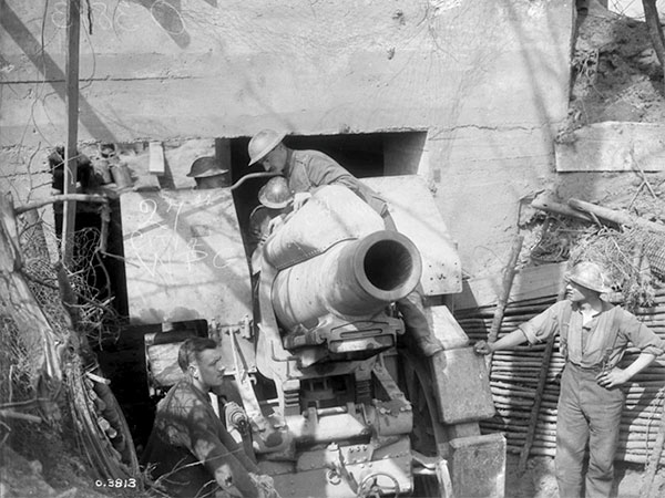 Premiere Guerre Mondiale - Page 23 Canon-allemand-de-8-pouces-captur-sur-la-cr-te-de-Vimy-par-le-27e-Bataillon