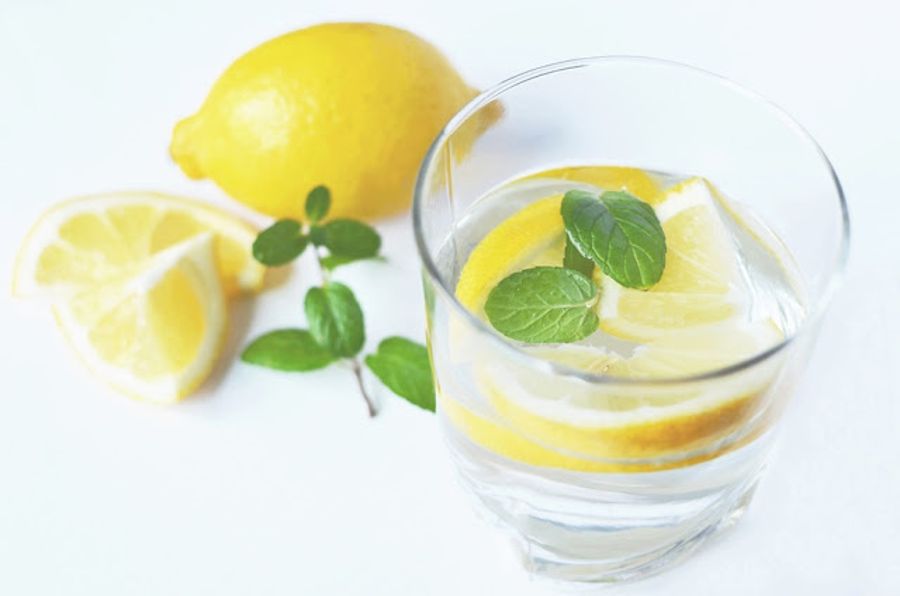 benefici acqua limone stomaco vuoto