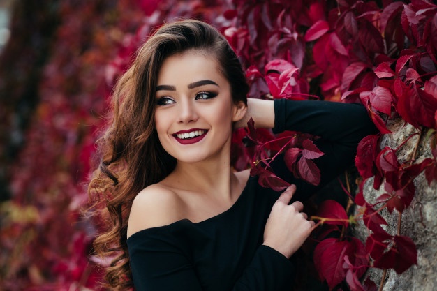 beautiful-girl-stands-near-walll-with-leaves-8353-5378.jpg
